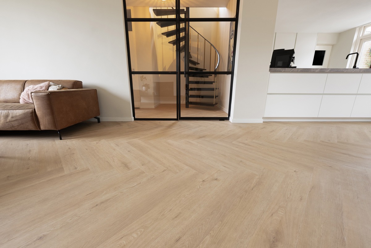 Floer - Floer Walvisgraat Click PVC – Gaia Grijsbeige - PVC Klik - Afbeelding 2