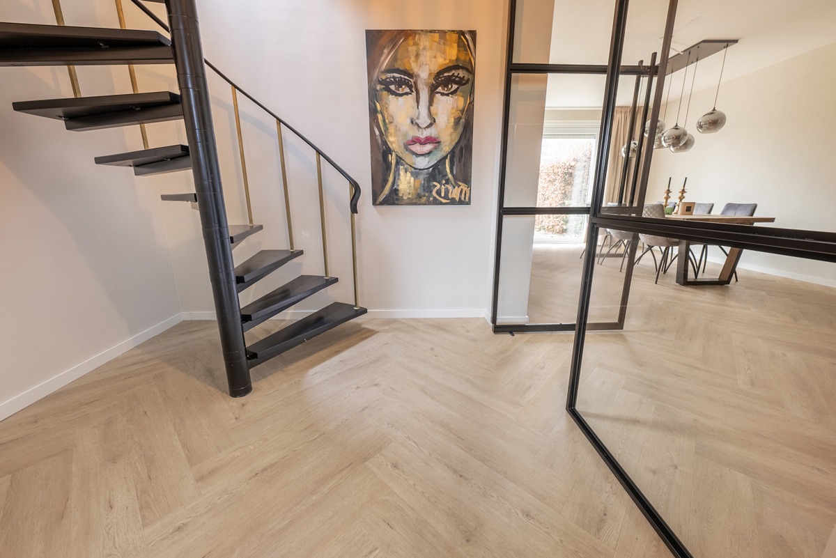 Floer - Floer Walvisgraat Click PVC – Gaia Grijsbeige - PVC Klik - Afbeelding 3