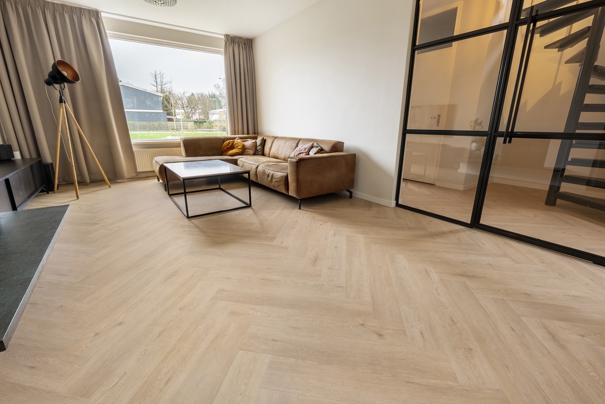 Floer - Floer Walvisgraat Click PVC – Gaia Grijsbeige - PVC Klik - Afbeelding 5